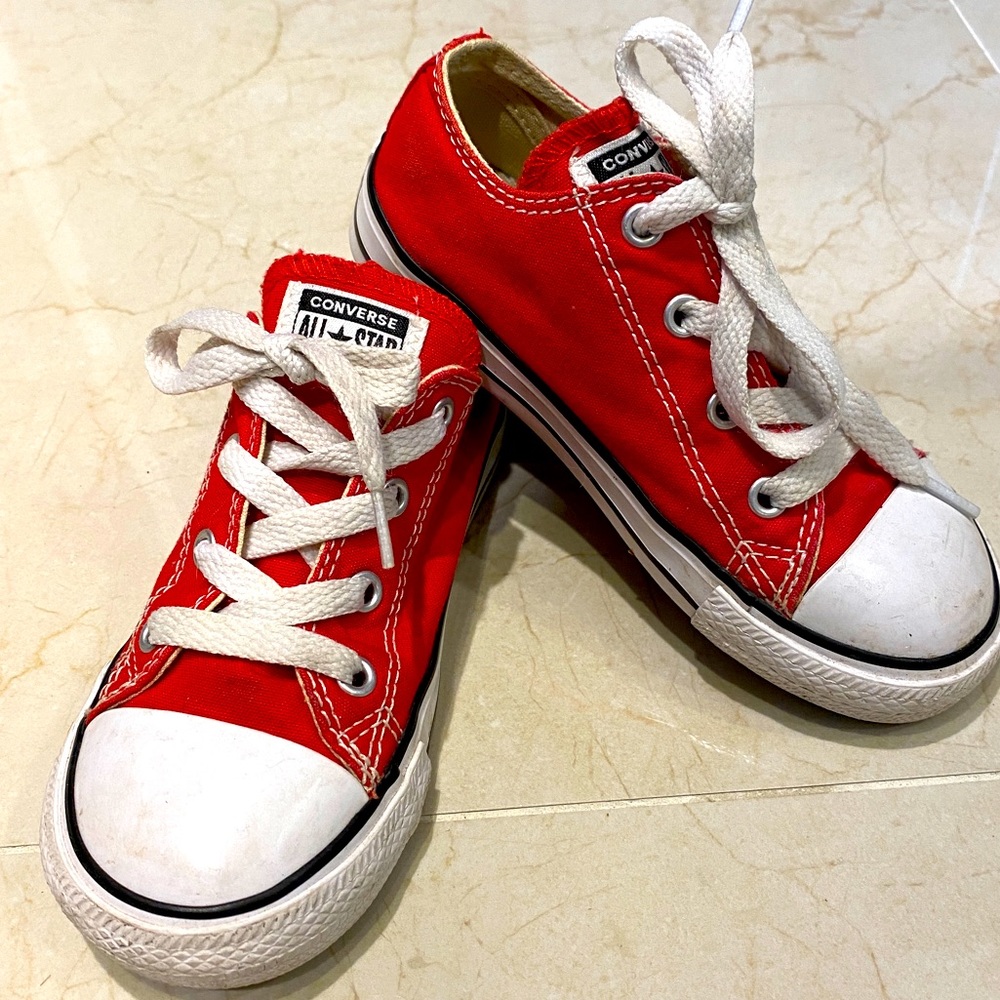 Red Converse classic chucks